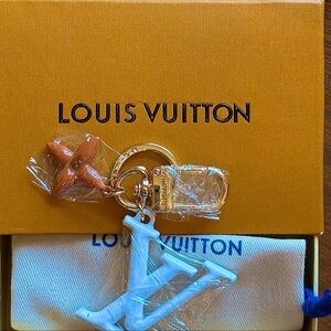 LUXURY KEY RING POP FLOWER BAG CHARM NEW WITH BOX AND DUSTBAG IN LOVELY WHITE